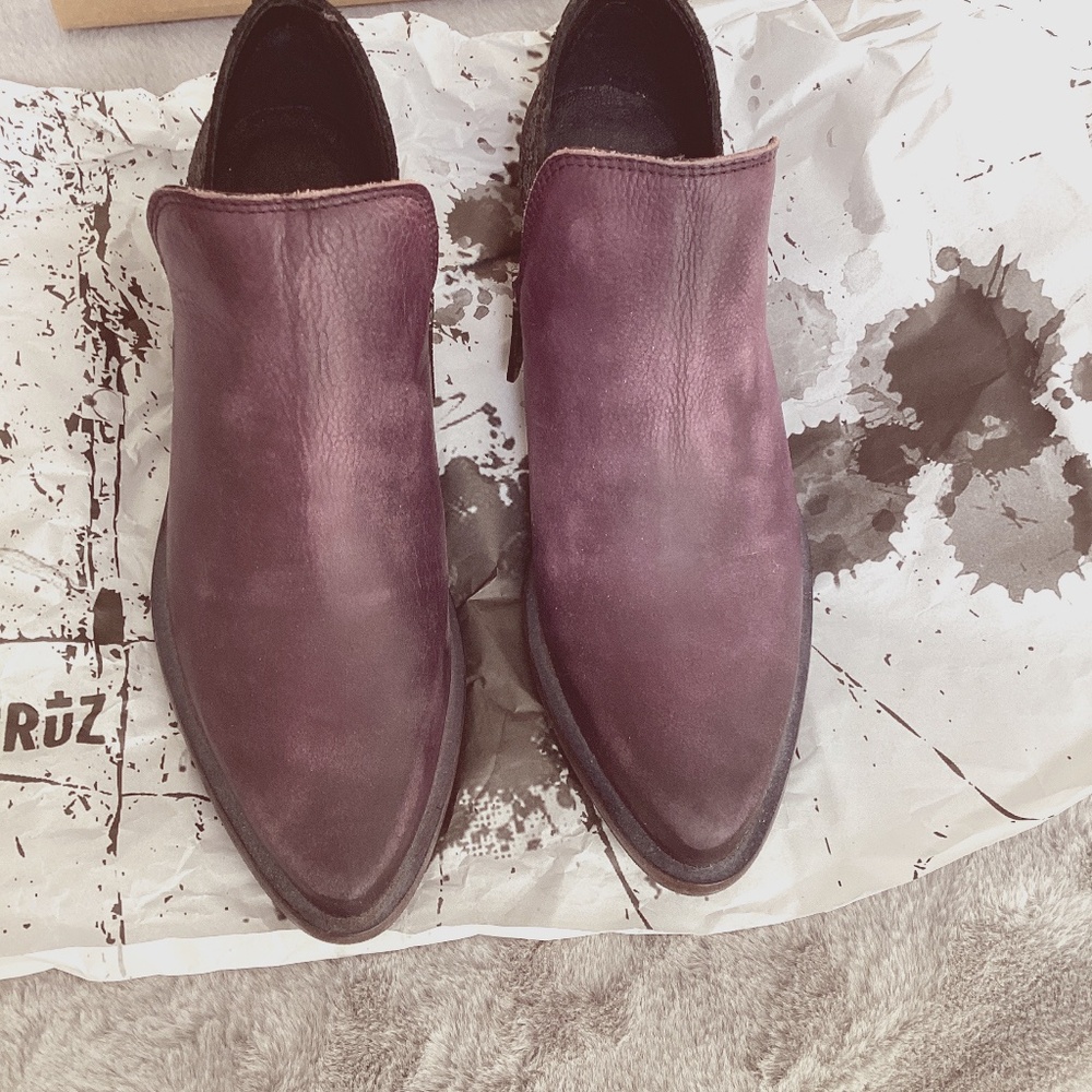 NWT Veracruz ciruela/black shootie size 36